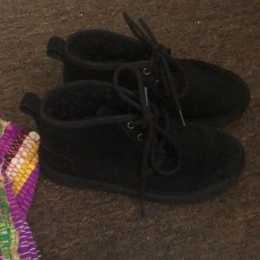 These are the all black Ugg boots. There a size 7 in womens and 5 in mens.